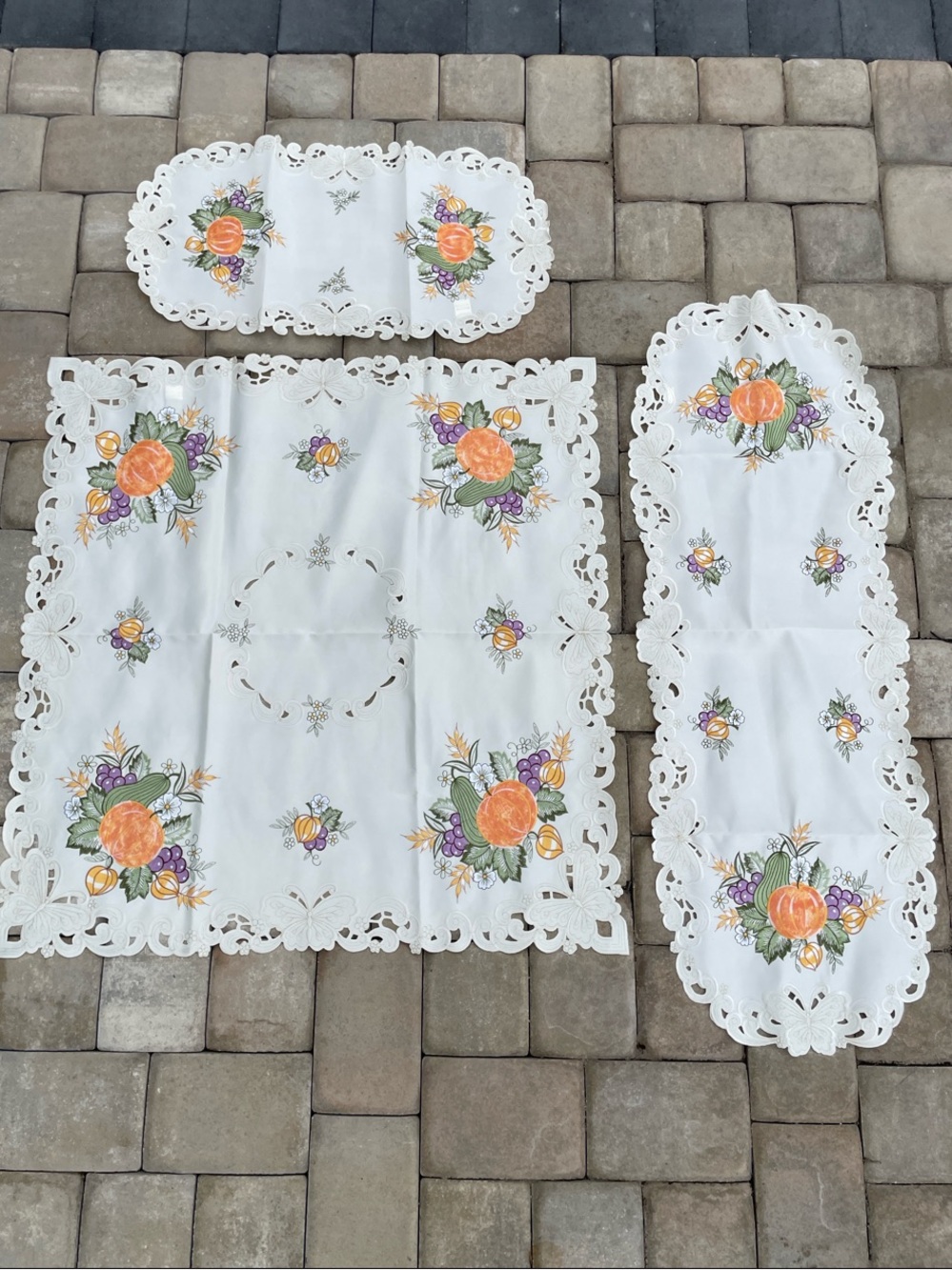 LIKE NEW Embroidered Pumpkin/Fall Floral Table Runner w/Gold Etching-3 Piece Set